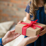 Mädchen mit Geschenk